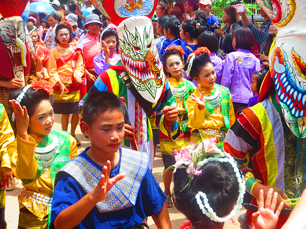 Lễ hội ma xó Pee Ta Khon ở Thái Lan - ALONGWALKER